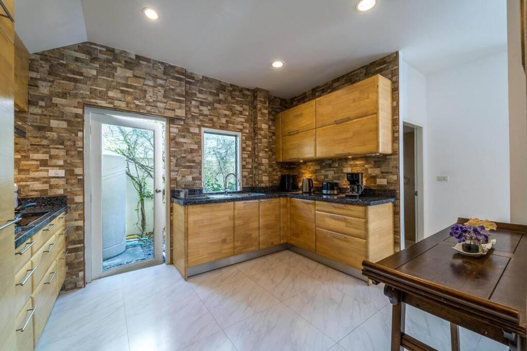 3 Bedroom Pool In Great Location Stv * 华欣